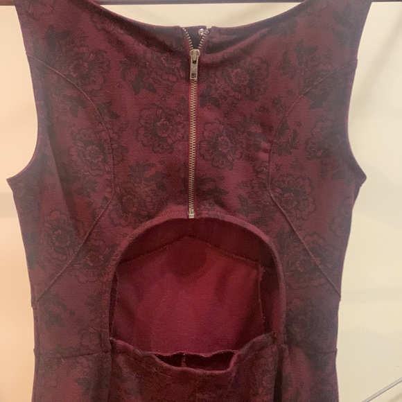 Fit and flare dress with open back - Picture 5 of 6